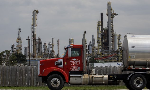 Световните петролни концерни са заклещени между акционерите и обещанията за климата