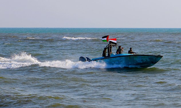 Хутите изстрелват ракети и безпилотни самолети при нова атака в Червено море