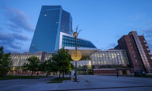 Икономистите предупреждават ЕЦБ да не отлага последните две понижения на лихвите