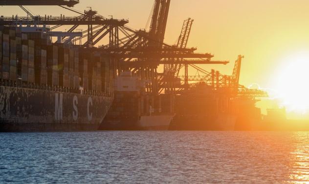 Недостигът на нови контейнери е поредното сътресение в глобалната търговия 