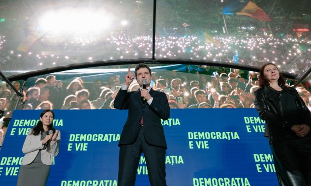 Проевропейският кмет на Букурещ победи в напрегнати избори за президент на Румъния