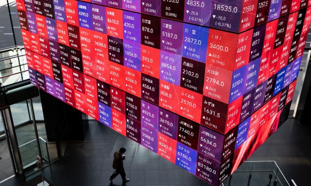 Акциите се колебаят, докато йената и златото увеличават печалбите си