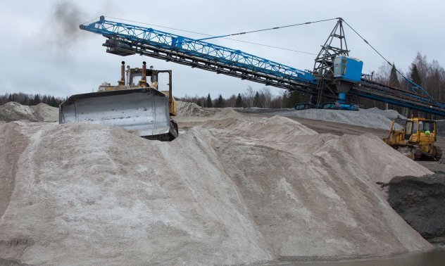 Руски производители на експлозиви избягват санкциите, като ползват фирми за торове