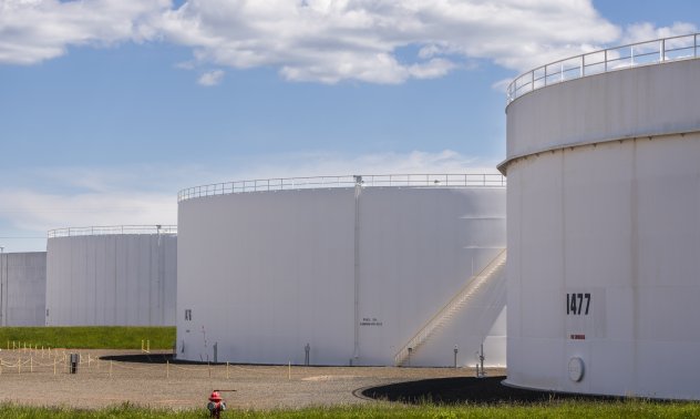 Петролът поскъпва заради признаци за краткосрочно затягане