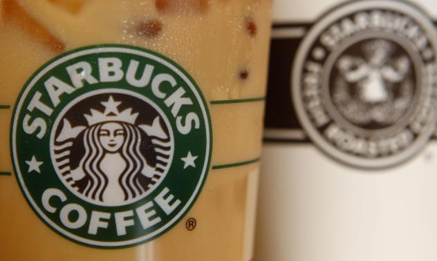 Starbucks се отказва от сламките и въвежда капаци с по-малко пластмаса