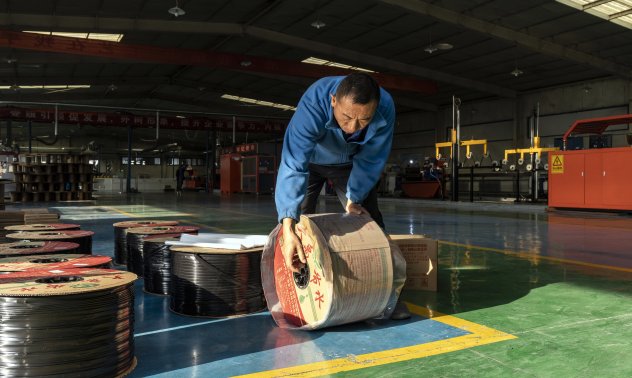 Активността при услугите в Китай скача - стимулите за местното търсене работят