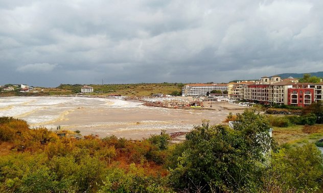 В „Нестинарка“: Засипани дерета, непочистени корита, наводнени хотели и спасени деца 