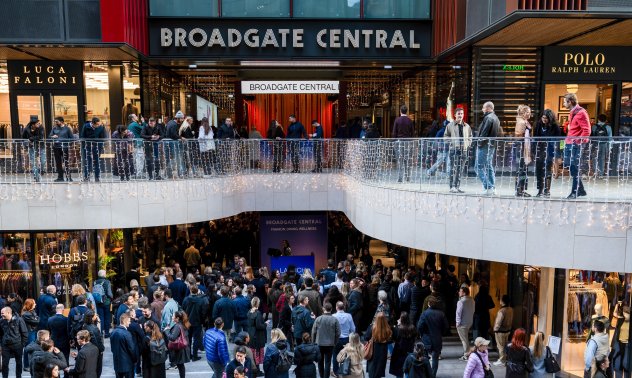 Британците се готвят за последен летящ празничен период след новия бюджет