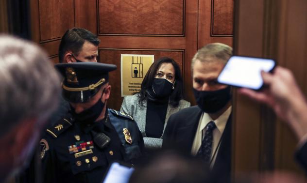 Разделеният сенат дава на Камала Харис ролята на помирител 