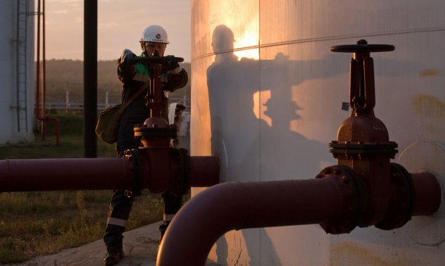 Руският петролен износ остава стабилен, докато Кремъл твърди, че намалява добива