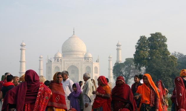 Индия се опитва да спре разпространяването на фалшиви слухове през чат платформите