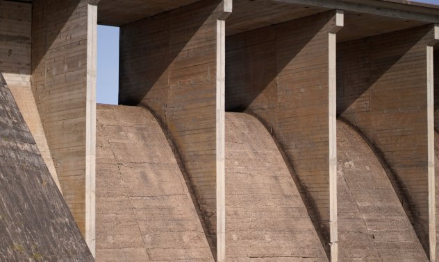 Какво трябва да знаем за експлозията в стената на язовир Нова Каховка в Украйна?