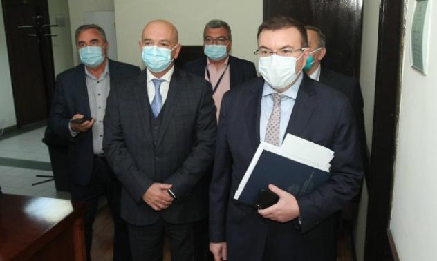 Без нови мерки срещу коронавируса у нас, но се затяга денонощният контрол