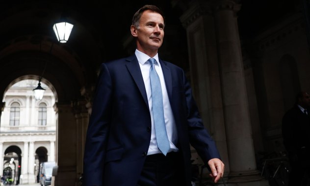 Хънт отмени данъчни облекчения и ограничи енергийните помощи в опит да успокои пазарите