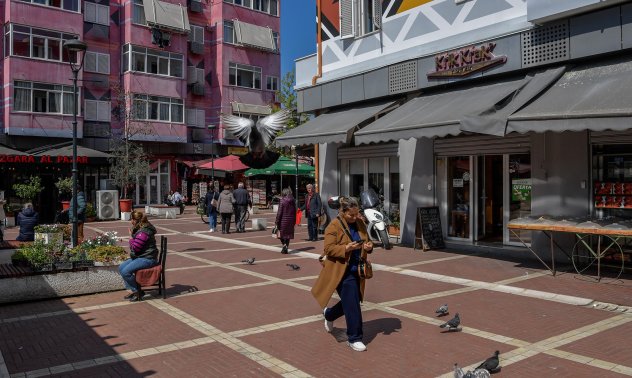 Плажни барове и алпийски хижи: Албания събаря половин милион незаконни постройки