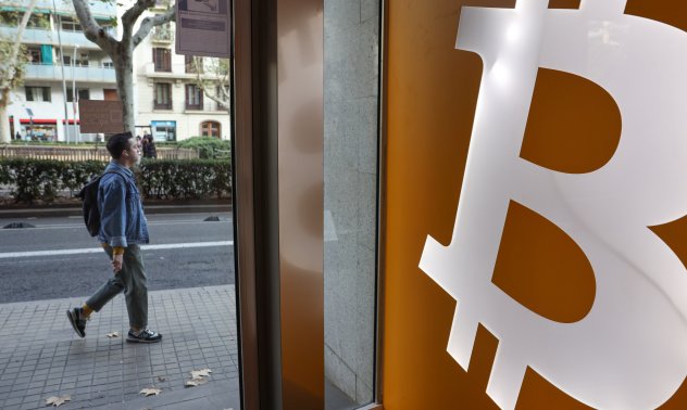 Преразпределение на силите в биткойн: инвеститори разпродават 500,000 монети