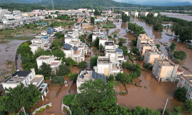 Порои заляха Шанхай и Пекин, най-малко 30 души са загинали
