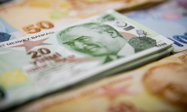 Турската лира се стабилизира спрямо долара заради държавната намеса 