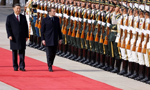 Си се опитва да спечели Макрон в мисията си да изолира японския премиер