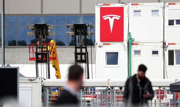 Tesla изтегля хиляди автомобили заради незатегнати болтове 