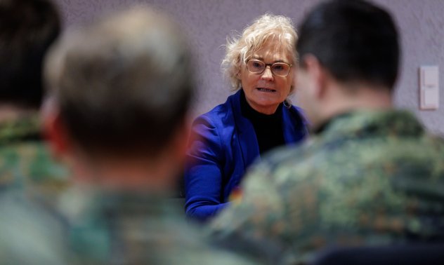 Германският министър на отбраната се оттегля в удар по канцлера Шолц