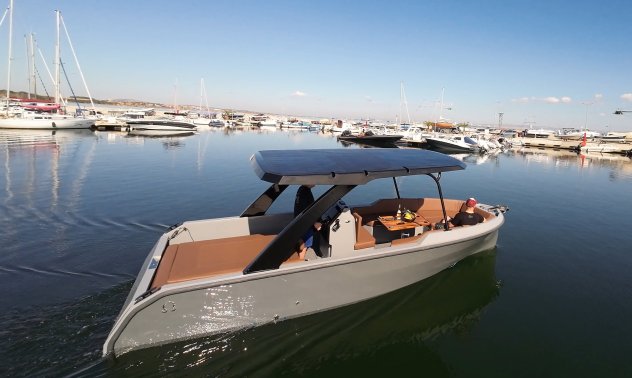 Българска компания прави фурор в Кан с електрическа яхта, произведена в Бургас