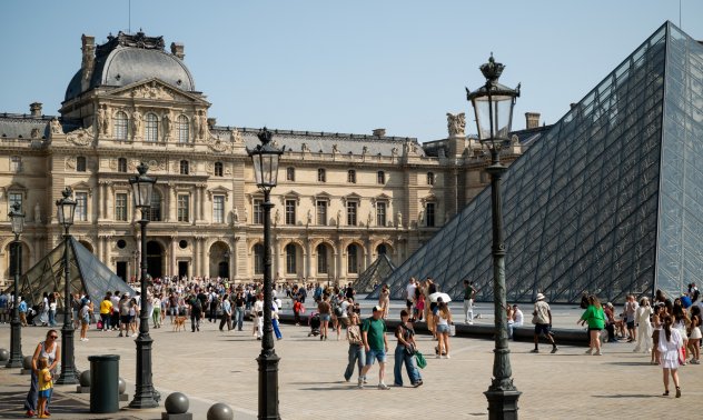 Лувърът затвори заради грабеж