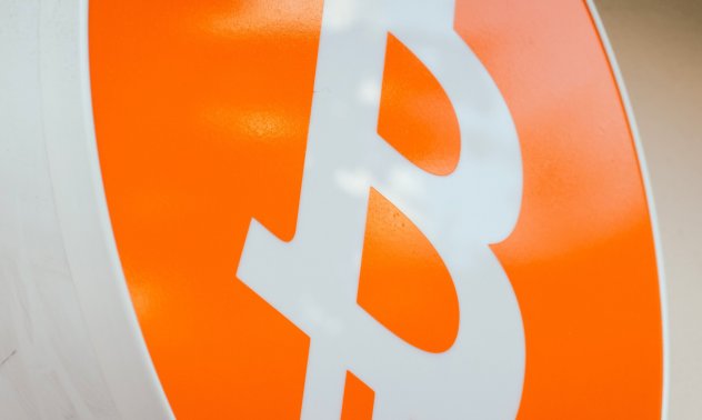 Разпродажбата в крипто сектора продължава, биткойн загуби близо 10%