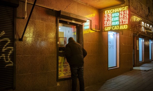 Рублата се срина, Московската борса спира търговията на всички пазари