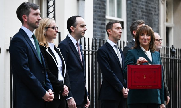 Великобритания опитва да закърпи отношенията си с богатите на света