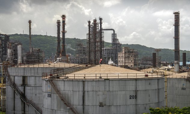 Петролът записа най-големия спад от три седмици с фокус върху пренасищането