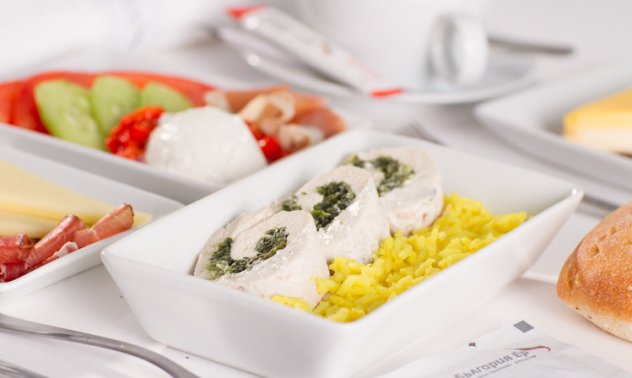 4-степенно меню в бизнес класа или топли сандвичи и напитки в икономична на борда на "България Еър" от 1 ноември