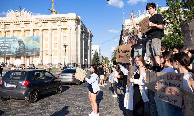 Зеленски рискува мечтата на Украйна за членство в ЕС с антикорупционния си закон