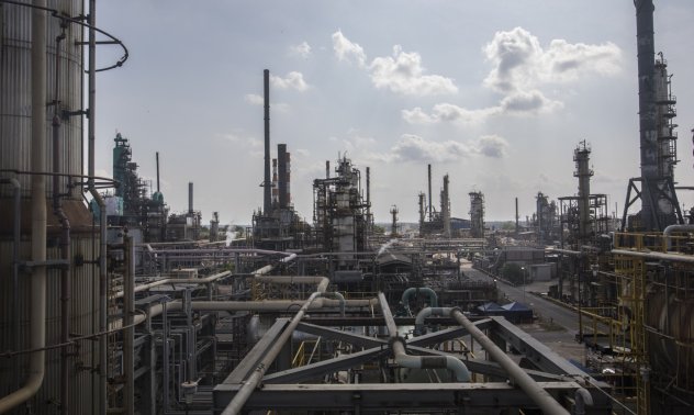 Петролът компенсира част от спада си, но все още са възможни движения надолу 