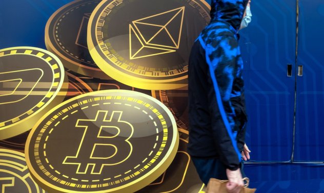 Биткойн доближи 60 000 долара, а инвеститорите очакват първите крипто ETF в САЩ