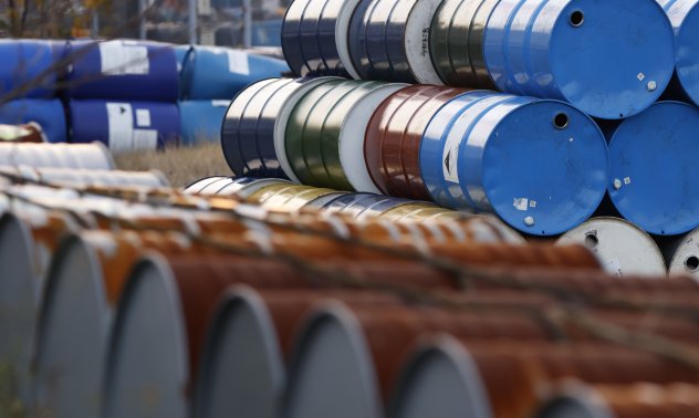 Петролът поевтиня с влизането в сила на санкциите срещу "Лукойл" и "Роснефт"