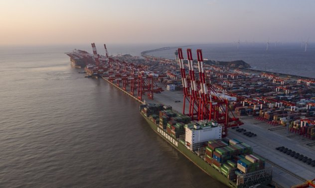 Износът на Китай се свива още повече, докато глобалното търсене намалява