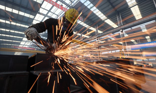 Производството в Китай се забавя, разходите на дребно надминават прогнозите