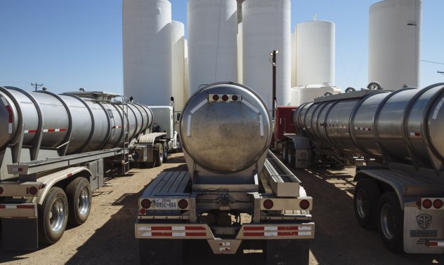 Петролът поевтинява, а натискът върху Байдън да овладее цените нараства