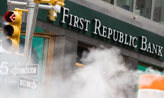 Регулатори поеха контрола над First Republic и я продават на JPMorgan