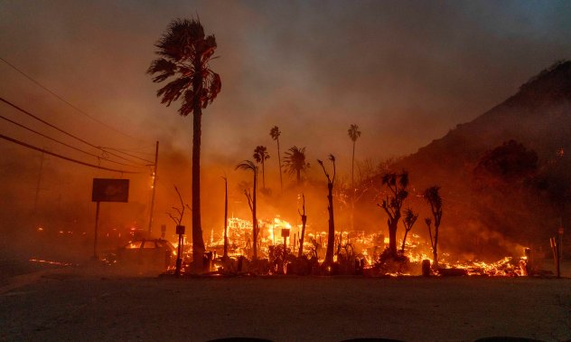 След пожарите в Лос Анджелис климатолози заявяват: В САЩ „няма безопасно място“