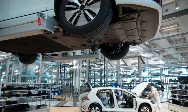 Европейските автопроизводители преустановяват работа заради пандемията