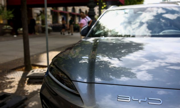 Uber си партнира с BYD, за да качи шофьорите си в 100 000 електромобила