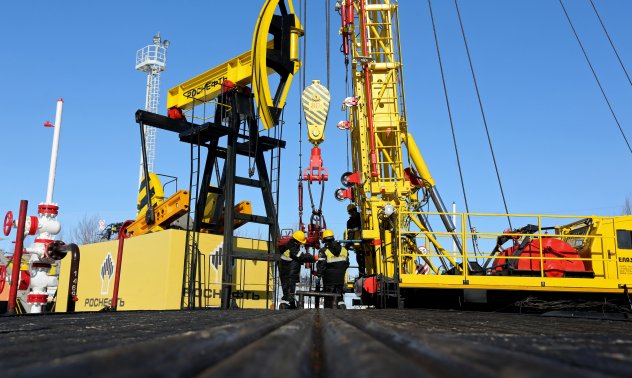 Руските петролни гиганти отчитат спад в приходите при ниски цени и силна рубла