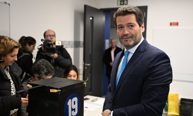 От семинарист до футболен ТВ експерт: Новата крайна дясна фигура в Европа