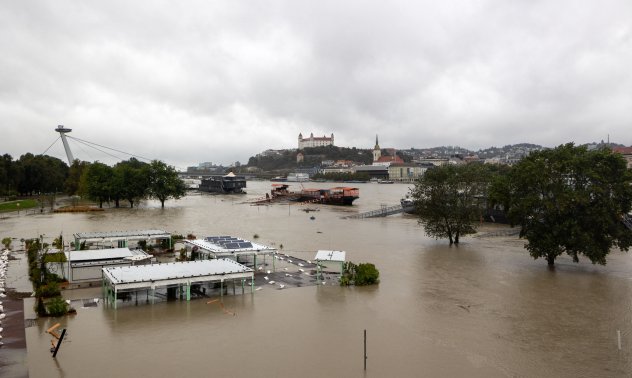Европа се готви за още разрушения заради продължаващите наводнения 