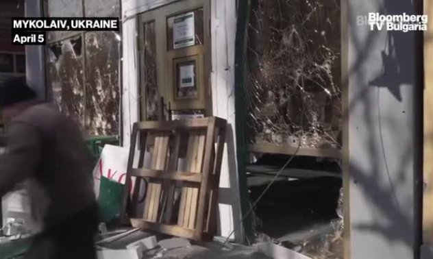 Жителите на Миколаив разчистват след бомбардировка