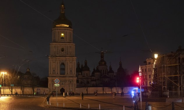 В жестоката "зима на тъмнината" жителите на Киев оцеляват, разчитайки на съседа