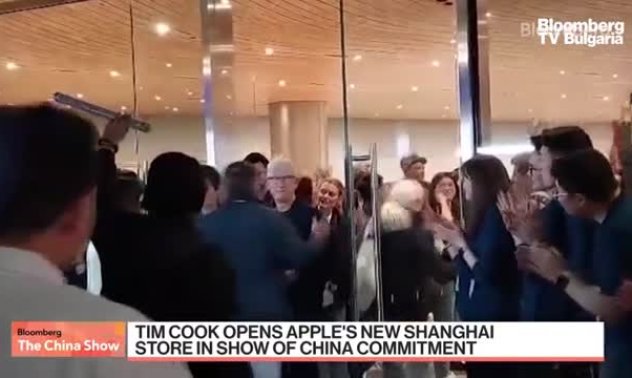 Овации и освиркване на отварянето на новия магазин на Apple