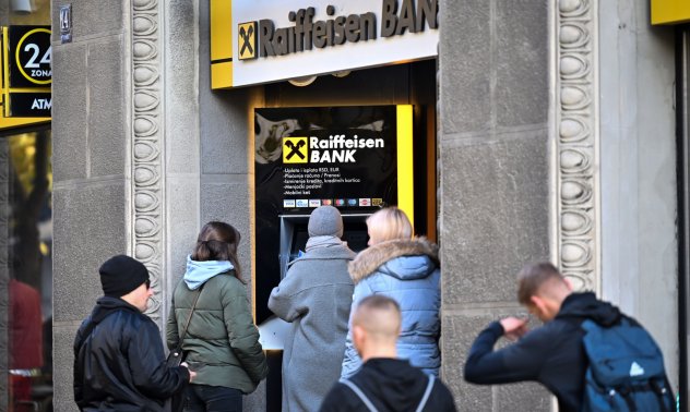 Сделка на Райфайзен с Русия води до служител, работил за санкциониран магнат